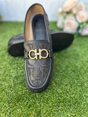 Salvatore Ferragamo BLACK
Leather Rolo Laser Cut Gancio
Loafer Size 9 C $ 850